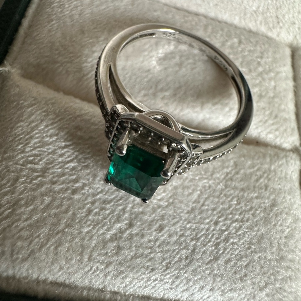 Green Gemstone Ring - image 5